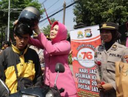 Sapa Warga di Hari Jadi ke -76, Polwan Polrestabes Surabaya Turun Jalan Berbagi Helm dan Bunga