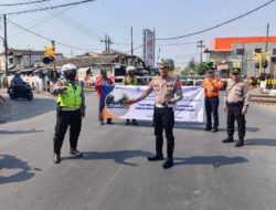 Sambut Hari Lalu Lintas Bhayangkara ke-69, Satlantas Polres Pelabuhan Tanjung Perak dan PT KAI Daop 8 Gencar Sosialisasi Keselamatan di Perlintasan Sebidang