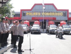 Serentak, Polres Ponorogo Droping Air Bersih dan Beri Bantuan Tandon di 18 Wilayah