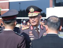 Upacara Hari Kesaktian Pancasila, Kapolda Jatim Beri Penghargaan Anggota Polri dan PNPP Berprestasi