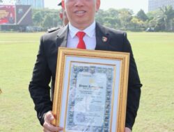 kapolda jatim beri hadiah penghargaan pada akbp mirzal maulana atas prestaainya dalam pemberantasan narkoba 