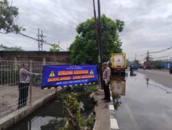 Jelang Nataru, Polres Pelabuhan Tanjungperak Pasang Rambu di Jalur Black Spot