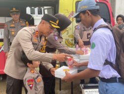 Si Sumeh” dan “Si Sabar” Polres Pasuruan Kota Kembali Berbagi Makanan Sehat Bergizi Gratis bagi Pelajar