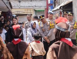 WUJUDKAN GENERASI SEHAT DAN CERDAS: KAPOLRESTABES SURABAYA GELAR AKSI MAKAN BERGIZI GRATIS DI SD DUMAS, KEC. BUBUTAN, SURABAYA