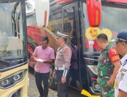 Cegah Kecelakaan Lalu Lintas Polres Tanjung Perak Lakukan Ramcek dan Tes Urine Sopir Bus Pariwisata di Terminal Ampel