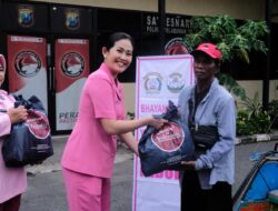 Bhayangkari Cabang Pelabuhan Tanjung Perak Gelar Bhakti Sosial Sentuh Hati Buruh TKBM dan Paguyuban Bentor
