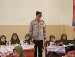 Jumat Berkah, Polres Jember Berbagi Makanan Bergizi Untuk Pelajar Sekolah Dasar