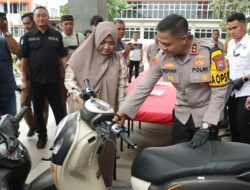 Senyum Seorang Ibu Rumah Tangga di Gresik Saat Polisi Temukan Motor dan Kembalikan Kurang dari 24 Jam