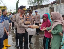 Polres Pasuruan Kota Evakuasi Warga Terdampak Banjir dan Beri Bantuan 1000 Nasi Kotak