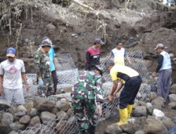 Gotong Royong Polres Kediri Bersama TNI dan Warga Pasang Bronjong di Lokasi Banjir