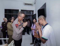 Kapolda Jatim Kunjungi RS Bhayangkara Kediri Beri Santunan Pasien dan Motivasi Tenaga Medis