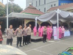 Bhayangkari dan Yayasan Kemala Bhayangkari Polres Pelabuhan Tanjung Perak Berbagi di Jumat Berkah