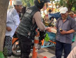 Kepedulian di Bulan Suci: Sat Samapta Polrestabes Surabaya Berbagi Takjil untuk Masyarakat