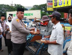 Berbagi Berkah Ramadan, Kapolres Pelabuhan Tanjung Perak Bagikan 200 Takjil Kepada Tukang Becak dan Pengguna Jalan.