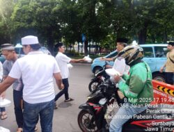 Kepedulian Polisi di Bulan Ramadhan, Satintelkam Polres Tanjung Perak Bagikan Takjil Untuk Warga Surabaya