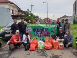 Media Nuswantoro pos bersama RSB dan Komunitas Semar berbagi 600 Takjil di Jalan Dr. Ir. H. Soekarno Surabaya