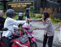 Berbagi Takjil Jelang Buka Puasa, Ditlantas Polda Jatim Ajak Masyarakat Tertib Berlalu Lintas