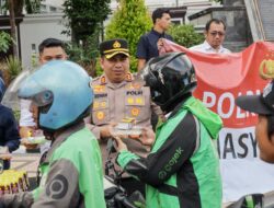 Berkah Ramadan Kapolrestabes Surabaya Bagi 300 Paket Takjil ke Masyarakat 