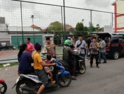 Ramadan penuh Berkah Polsek Asemrowo Bagikan Takjil ke Warga di Surabaya