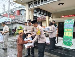 Polsek Krembangan Bagikan 150 Paket Takjil ke Warga dan Tukang Becak di Surabaya
