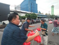 Berbagi di Bulan Suci: Satreskrim Polres Pelabuhan Tanjung Perak Bagikan Takjil untuk Masyarakat Surabaya  