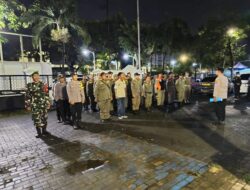 Forkopimka Kenjeran Gerebek Kafe di Jalan Tambak Wedi Pesisir, Amankan Puluhan Botol Miras 