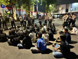34 Pemuda Berpakaian Hitam Diamankan Polrestabes Surabaya Usai Konvoi di Depan Grahadi Surabaya 