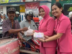 Bhayangkari Polres Pelabuhan Tanjung Perak Bagikan 350 Takjil di Pos PAM Bunguran Surabaya