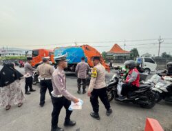 Polsek Krembangan Bagikan 150 Paket Takjil untuk Warga di Bulan Ramadan