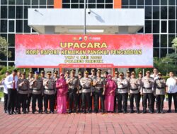 Pengabdian Terbaik, Dua Anggota Polres Gresik Diganjar Kenaikan Pangkat