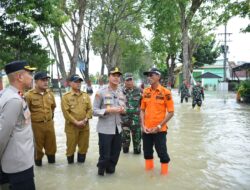 Kapolres Gresik Salurkan Bantuan Sosial Bagi Warga Terdampak Banjir di Benjeng