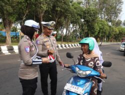 Sambut HUT ke-80 RI, Satlantas Pelabuhan Tanjung Perak Ajak Pengemudi Truk Kibarkan Merah Putih dan Tertib Berlalu Lintas