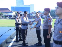 Kapolda Jatim Beri Penghargaan 73 Personel Berprestasi 4 Diantaranya Terima KPLB