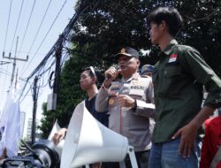 Kapolda Jatim Temui Massa Unras Aliansi BEM Nusantara di Depan Mapolda Jawa Timur