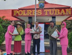 Polres tuban bagikan sebanyak 200 nasi kotak pada tukang becak dan pengemudi ojek onlaine (ojol) 
