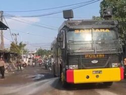 Polres Gresik Terjunkan Water Cannon Respon Keluhan Warga Soal Jalan Berdebu Imbas Proyek Pelebaran