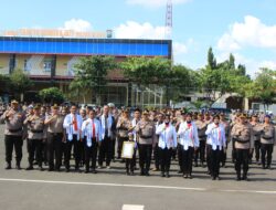 Kapolres tuban berikan penghargaan pada anggotanya yang berprestasi 
