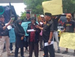 LSM PASER DEMO PENGADILAN NEGRI GERSIK TERKAIT TANAH SENGKETA HAJI SADJI