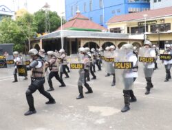 Kapolres Pelabuhan Tanjung Perak Pimpin Latihan Dalmas, Tunjukkan Empati pada Anggota