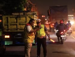 Jelang Nataru, Polres Gresik Tandai Jalan Berlubang Untuk Keselamatan Pengendara