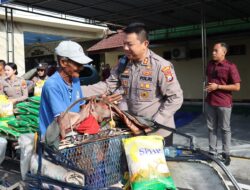 Polisi Peduli : Kapolres Mojokerto Kota Silaturahmi Salurkan Bantuan Sosial untuk Ojol dan Tukang Becak