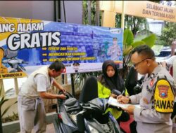 Sepuluh Pendaftar Pertama Pasang Alarm di Polsek Wonocolo Bonus Buah Durian