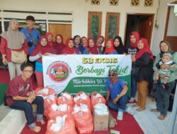 Komunitas S3 EKSIS “Guyub Rukun Maju Bersama” berbagi 500 Takjil di Jalan Raya Kenjeran Surabaya.