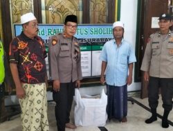 Gelorakan Semangat Berbagi, Polsek Semampir Salurkan Takjil di Masjid Raudhatul Sholihin