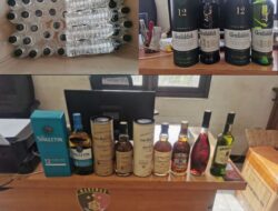 Polsek Pakal Ungkap Penjualan Miras Ilegal di Lakarsantri, Puluhan Botol Arak Bali Diamankan