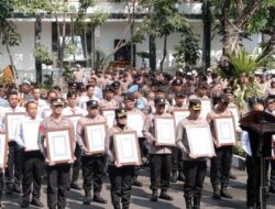 Kapolrestabes Surabaya Beri Penghargaan Anggota dan Warga Berprestasi