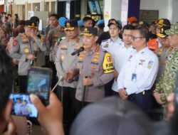 Kapolrestabes Surabaya dampingi Kapolri Tinjau Posko Terpadu Stasiun Surabaya Gubeng