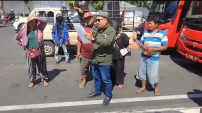 Puluhan Pedagang Pasar Gersikan Geruduk Balai Kota Dan DPRD Surabaya, Ini Tuntutannya