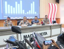 Polri Untuk Masyarakat : Kapolres Pasuruan Blusukan Salurkan Bansos untuk Warga