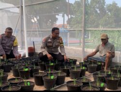 Bhabinkamtibmas Rungkut Kidul dan Kalirungkut Sosialisasikan Call Center 110 Saat Sambang Poktan Tugu